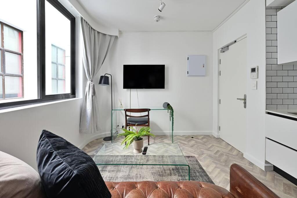 Ella - Chic Living In Apartment